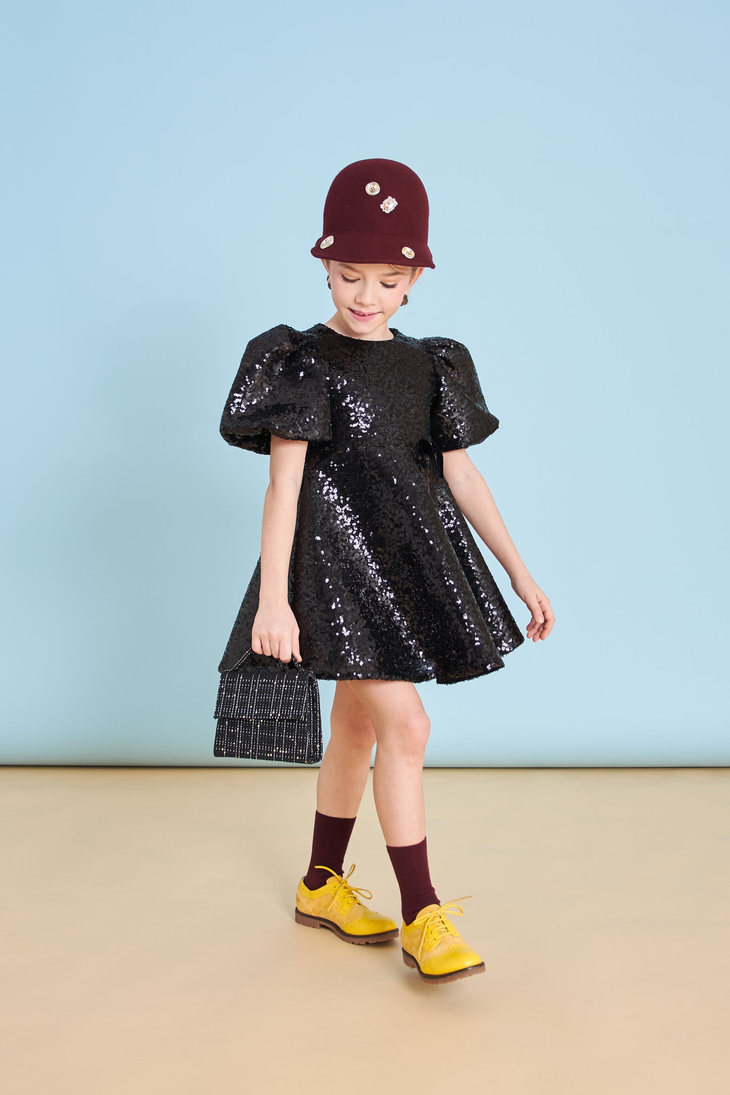 Abito paillettato con maniche a sbuffo