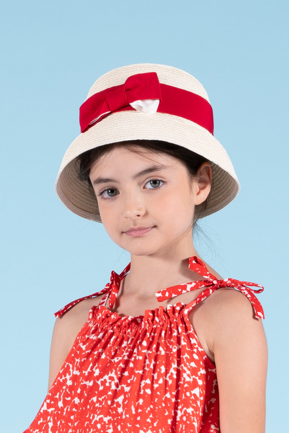 Bombetta in paglia con fiocco